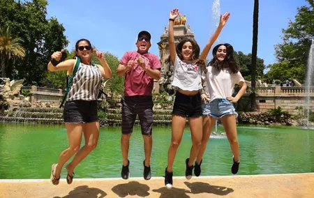 Family Private Tour: Churros, Hot Chocolate & Games in Barcelona