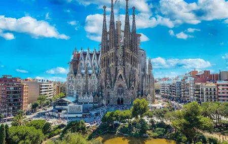 Private Guided Tour of Park Guell and the Sagrada Familia with Tapas