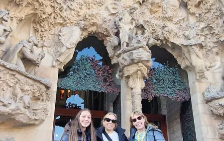 Barcelona: Gothic Paths, Tapas & Sagrada Familia Private Tour