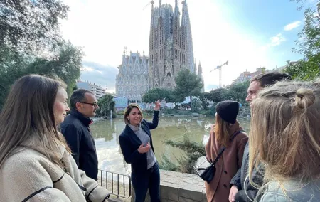 Sagrada Familia and Guell Park Small Group Tour: Drink and Tapa