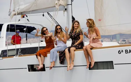 1h Refreshing Sailing Tour in Barcelona with Open Bar & Snacks