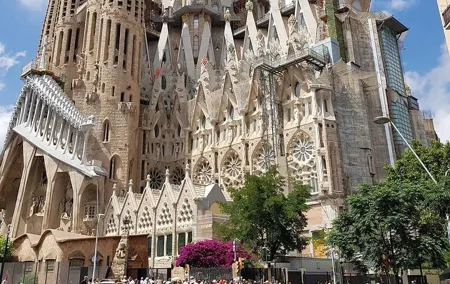 Sagrada Familia Small-Group Guided Tour with Fast-Track