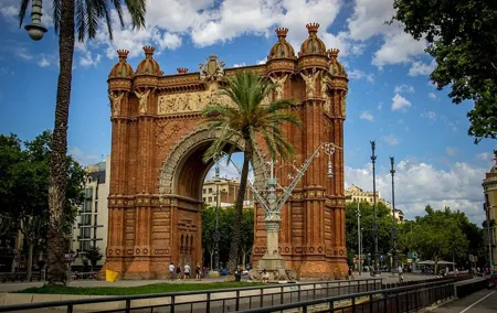 Barcelona Private Airport Transfer with 1-Hour City Highlights