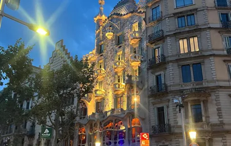Barcelona: Guided City Tour by Local Transport