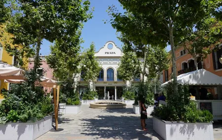 La Roca Village: private Round-Trip Transfer