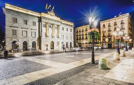 Barcelona Night Tour Including Drink with Private Local Guide