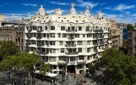 La Pedrera Premium: Exclusive Tour with Cava & Stunning View