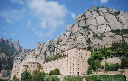 Barcelona Highlights Tour and Montserrat Monastery with Hotel Pick-up