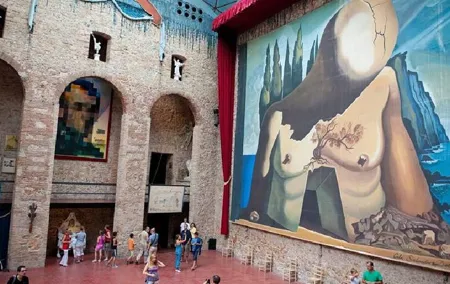 Private tour: Dali Museum in Figueres and Púbol Tour with Hotel pick-up