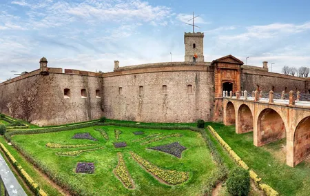 Skip-the-line Montjuïc Castle Tour with a Cable Car Ride