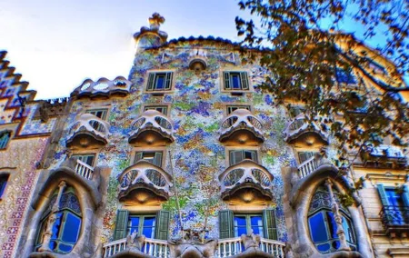 Barcelona Private Walking Tour with Skip the Line La Pedrera and Casa Batllo