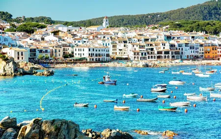 Private Girona Tour, Costa Brava Beach & Seaside Lunch Experience