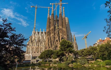 Skip-the-line La Sagrada Familia with Towers Private Tour