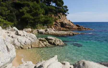 Private Costa Brava and Empuries Tour with Hotel Pick-Up and Panoramic Boat Ride