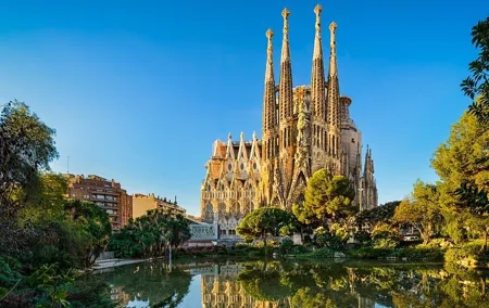 Golden Hour at Sagrada Familia: Private Tour with Licensed Guide