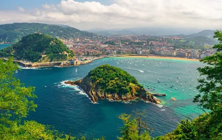 Private transfer: Barcelona to San Sebastian, 2h Stop in Pamplona