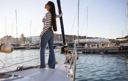 Private Boat Trip in Barcelona with Snacks and Drinks