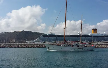 Barcelona: Skyline sailing tour with music and drink