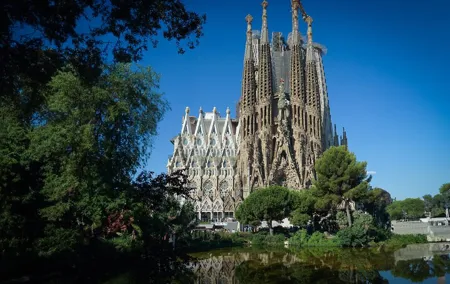 Sailing Experience and Sagrada Familia Tour