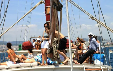 1,5 Hour sunset Tour on a Historical Boat with music DJ &, drinks