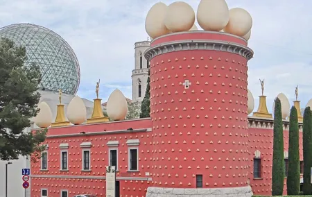 Private 6-Hour tour of Dali Museum in Figueras from Barcelona with Hotel pick up