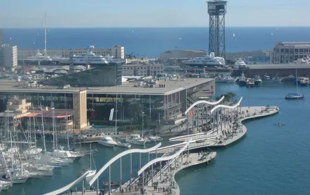 Barcelona Tour Contrasts 4 hours -Reduced group pick up hotel from Barcelona