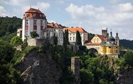 All seasons Baltic tour 21 days from Warsaw; Medieval towns and Teutonic castles