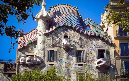 Sailing Experience,Sagrada Familia & Casa Battlo Small Group Tour