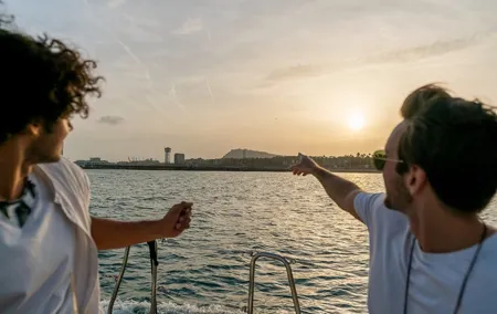 Barcelona: Sunset sailboat ride with Gintonic workshop
