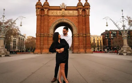 Barcelona: Professional Photoshoot Outside Arc de Triomf