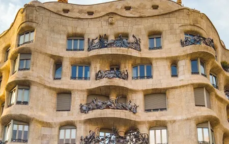 Private tour in the Born & ticket Casa Mila by Gaudi in Barcelona