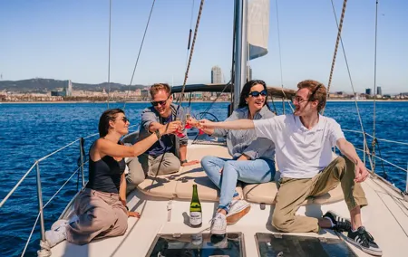 2 hours shared sailing excursion in Barcelona with aperitif