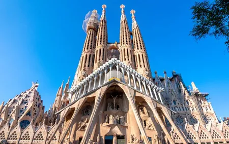 Sagrada Familia Skip the Line Guided Tour with Small Group
