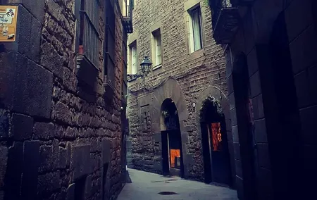 Guided Tour to Pier through the Jewish Quarter of Barcelona