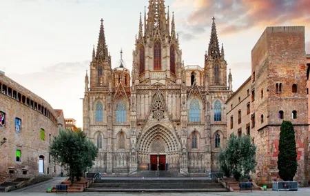 Barcelona: Gothic Quarter Walking Tour and Catamaran Sailing