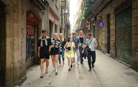 Barcelona Old City Guided Tour with Tapas and Drinks