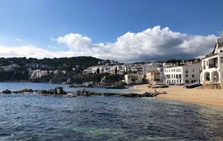 Girona and Costa Brava Tour with Traditional Seafood Paella Lunch