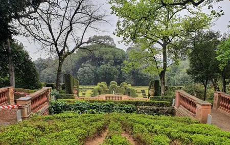 Horta Labyrinth Walking Tour in Barcelona