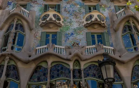 Iconic Elegance at Casa Batlló Photoshoot