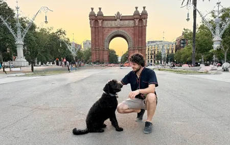 Guided Walking Tour in Barcelona with a friendly Dog