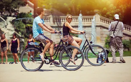 Barcelona Guided Bike Tour with Tapas and Wine