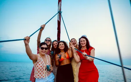 Shared Sunset Cruise with Unlimited Cava