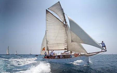 Private luxury Classic yacht tour in Barcelona, swimming and appetizer in Bon Temps 1926