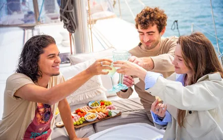 Barcelona : 2 hours Sailing tour with snacks and drinks