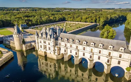Loire Valley Castles Day Trip from Paris with Complementary Wine
