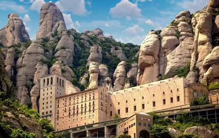 Montserrat, Cavas Codorniu and Sitges Tour from Barcelona