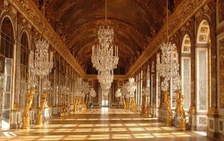 Palace of Versailles Skip-the-Line Guided Tour by Bus from Paris