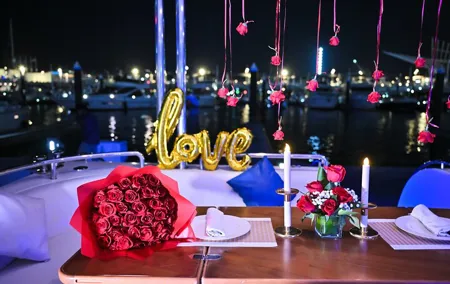 2 Hour Romantic Dinner on a Luxury Yacht in Dubai