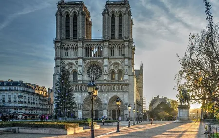 Notre Dame Interior Guided Tour with Scheduled Group Access
