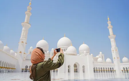 Abu Dhabi Sheikh Zayed Mosque Half-Day Guided Tour from Dubai